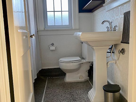 3rd image of 1391 Lakepointe Ave #2