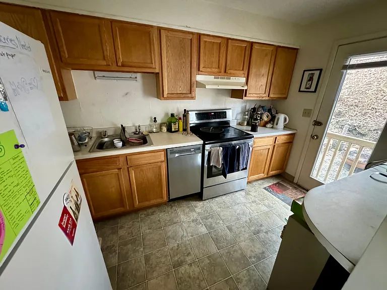 212 Giles St #2 — Photo 9