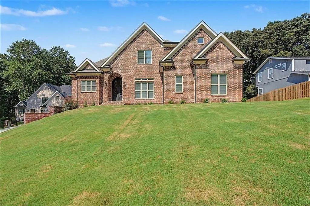 6 bed, 4.0 bath, 5552 sqft, $5,000 — Photo 4
