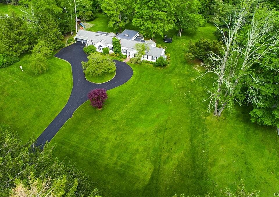 2nd image of 14 Cowdin Ln