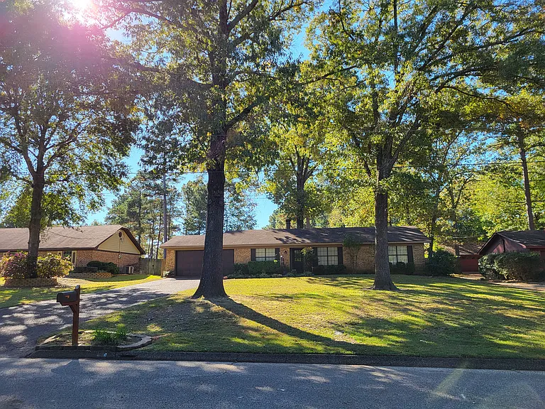208 Driftwood St — Photo 1