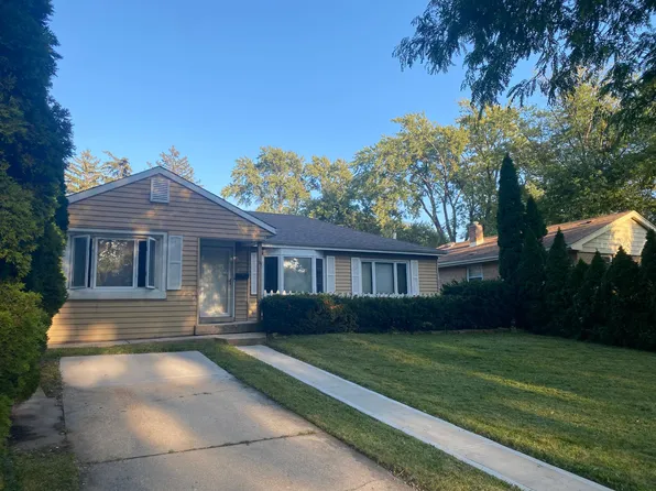 33 S Park St, Westmont, IL 60559