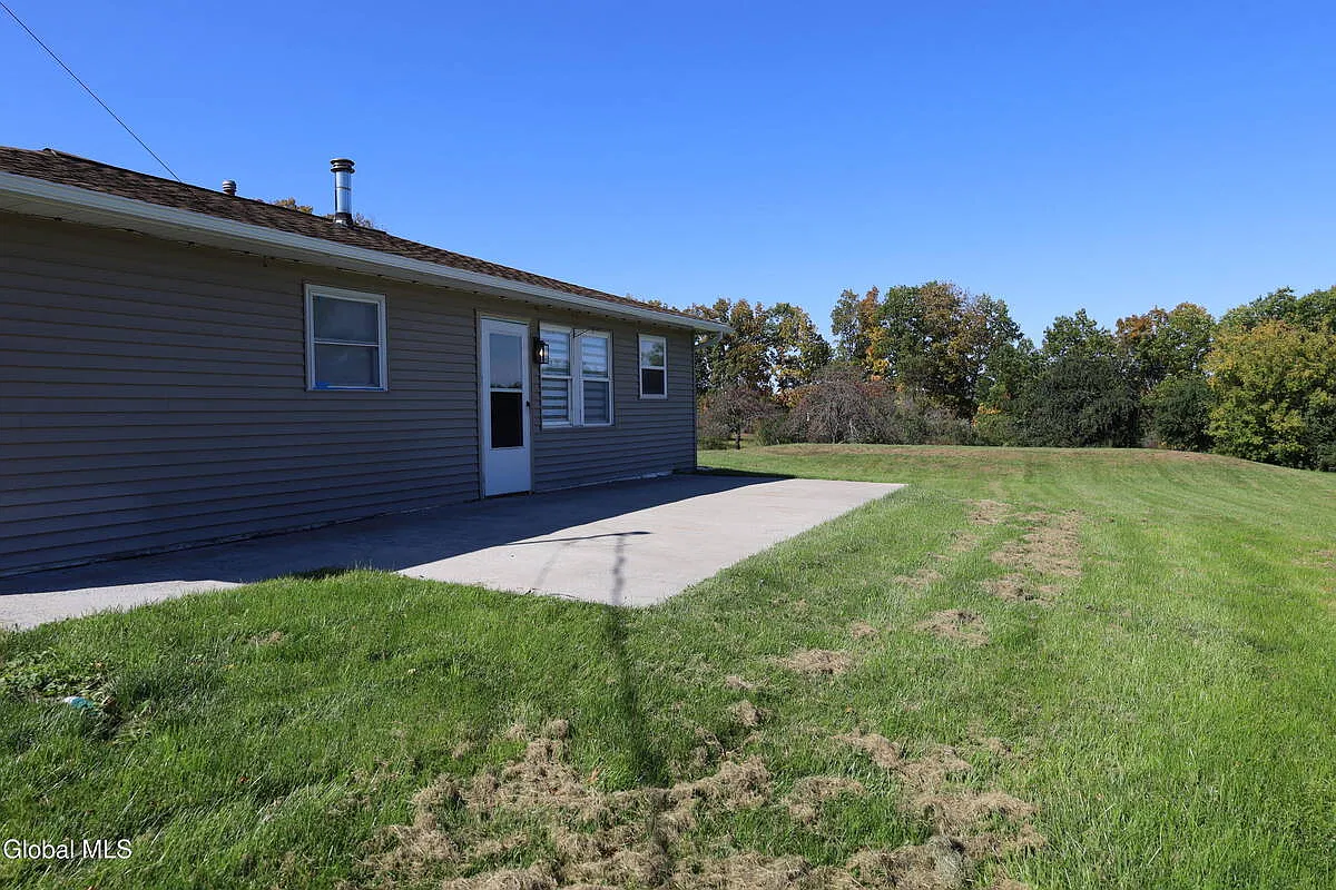 3 bed, 1.0 bath, 1100 sqft, $2,400 — Photo 3