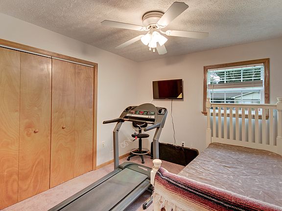 4th image of 302 Meadowwood Cir