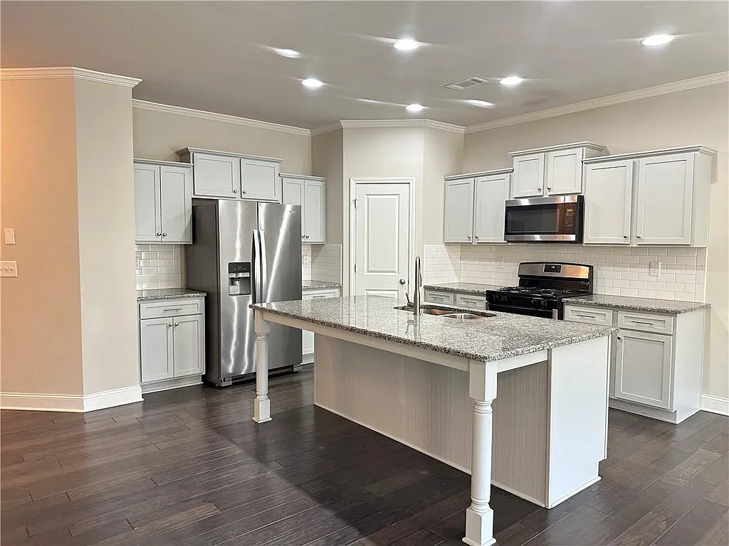 3 bed, 2.5 bath, 2201 sqft, $2,200 — Photo 2