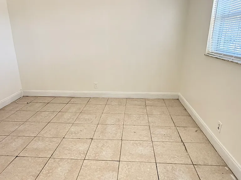640 SW 9th Ct #11 — Photo 10
