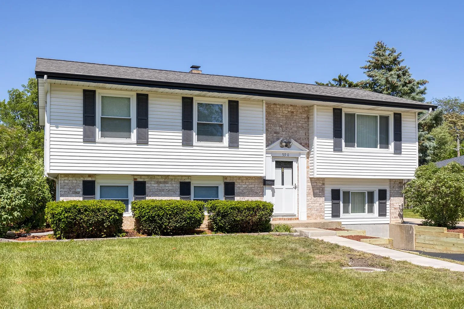 590 Glendale Ln photo 1