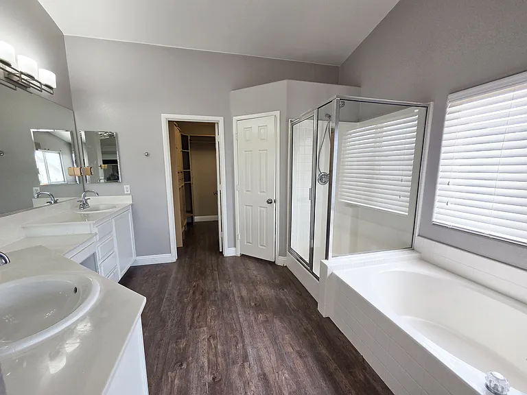 9946 Burton Lake Ct — Photo 32