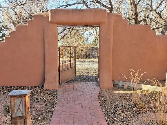 Entrance gate to Casa Lucky