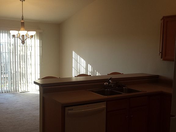 Breakfast bar/dining room