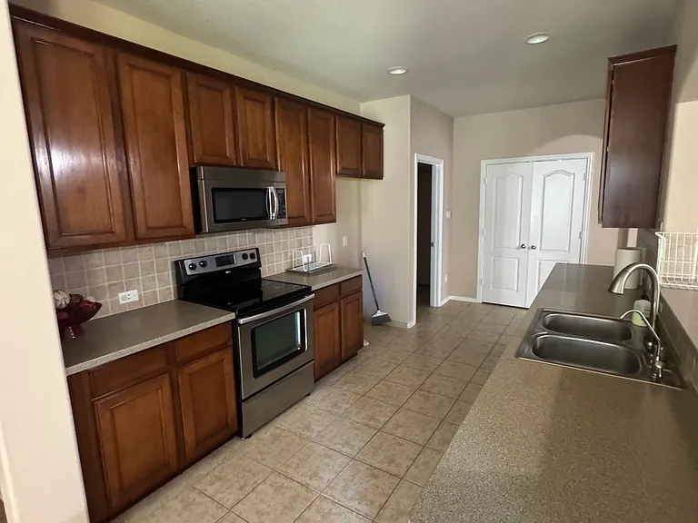 14927 Riverside Dr — Photo 22