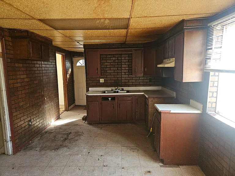 910 Woodward Ave — Photo 12