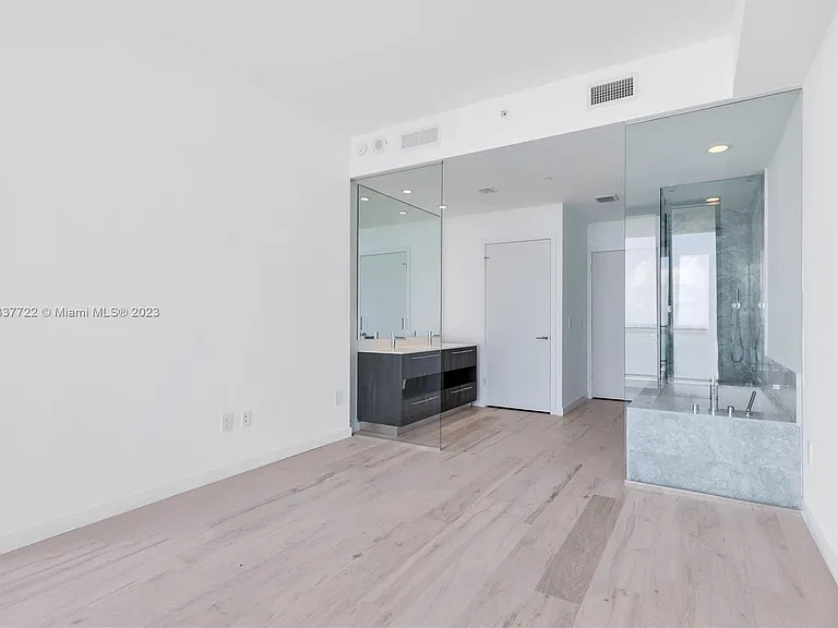 484 NE 31st St — Photo 14
