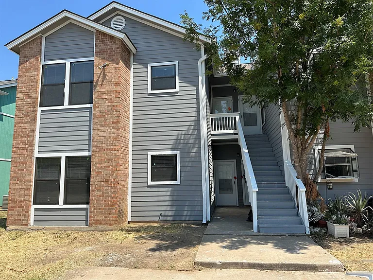 2415 W Slaughter Ln #D — Photo 1