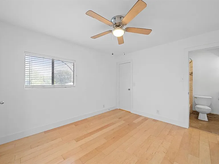 1313 E 52nd St #105 — Photo 11