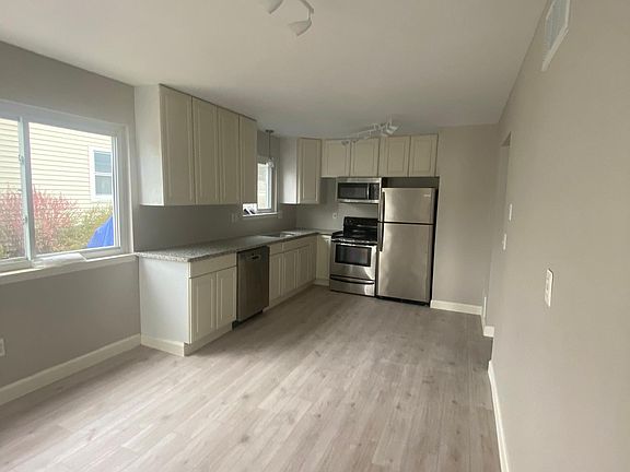 Large Eat-In Kitchen daytime (before backsplash installed)