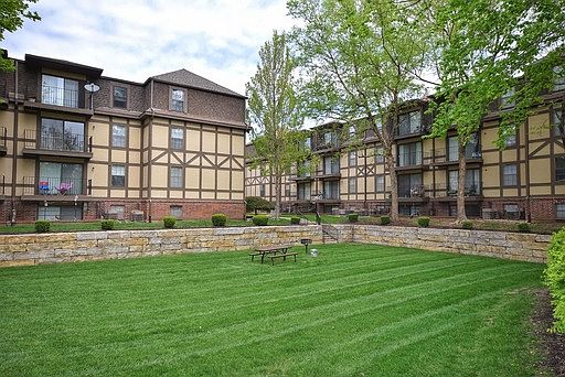 2nd image of 7620 Shawnee Mission Pkwy APT 111