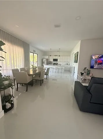 7 bed, 4.0 bath, 3409 sqft, $8,000 — Photo 3