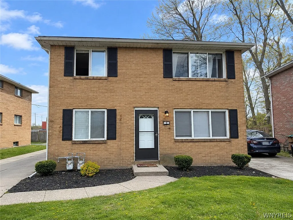 3 bed, 1.0 bath, 2214 sqft, $1,750 — Photo 1