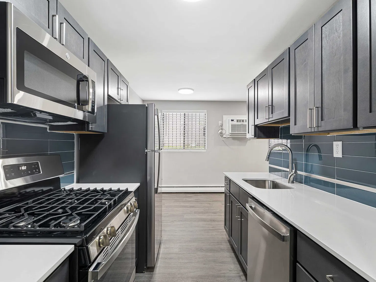 St. Laurent Apartments — Photo 2
