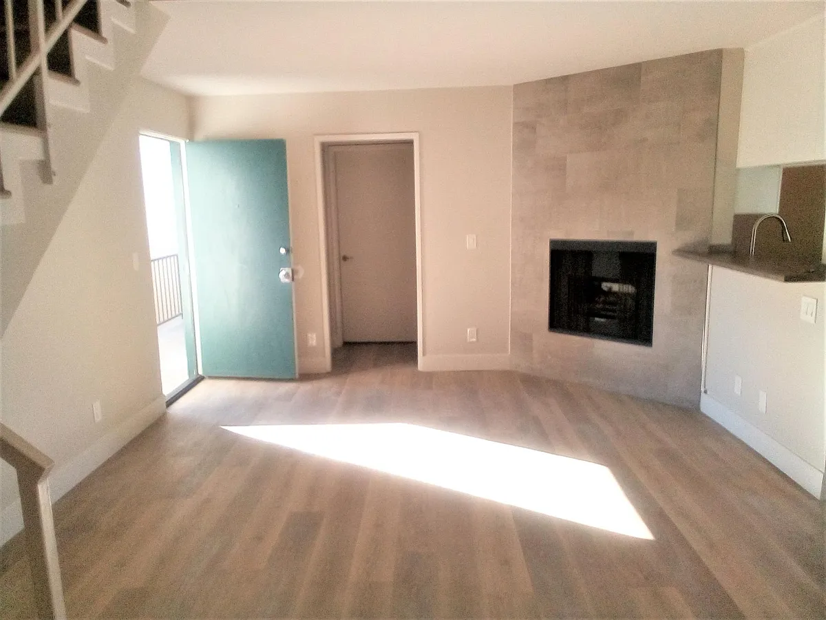 Building Photo - 11230 Camarillo St #201