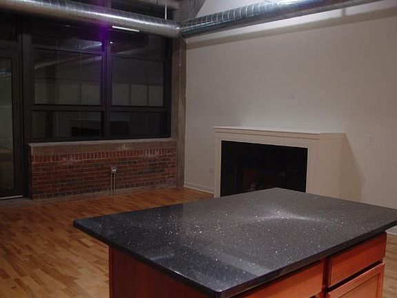 5th image of 3963 W Belmont Ave Unit 320
