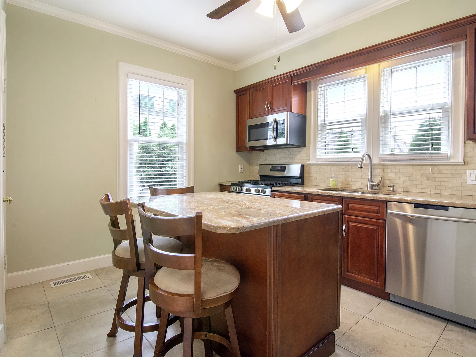 3 bed, 1.5 bath, 1600 sqft, $5,950 — Photo 3