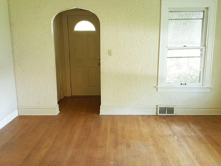 902 Magnolia Ave — Photo 3