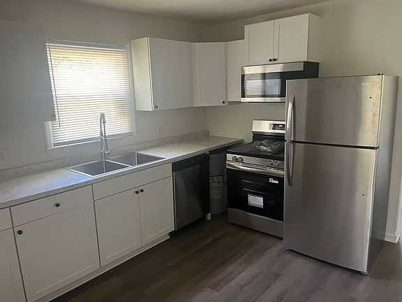 4th image of 1107 Oakwood Dr