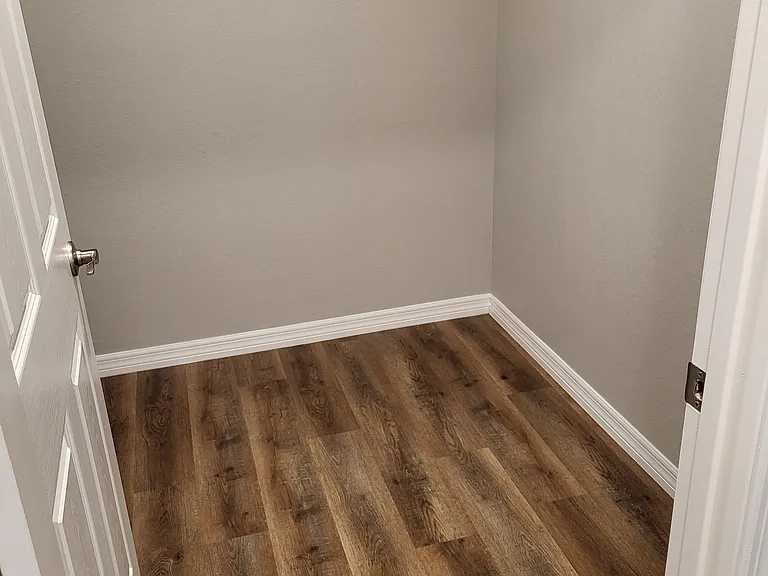 860 Phyllis St — Photo 6