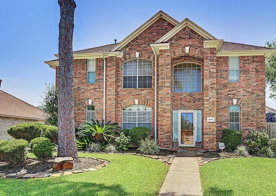 Beautiful front yard with a grand entrance!