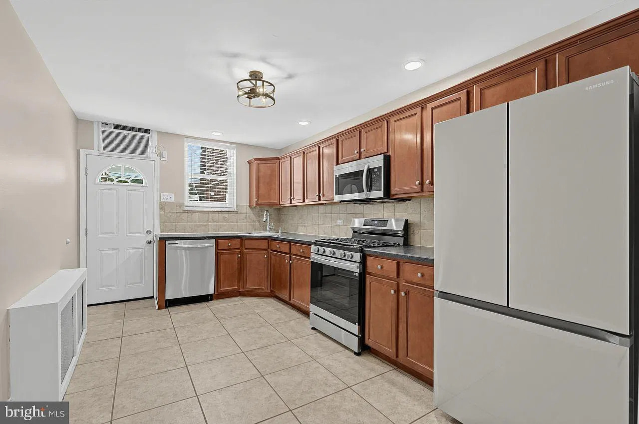 3 bed, 1.5 bath, 984 sqft, $2,250 — Photo 4
