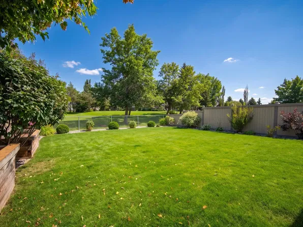 1341 Breckenridge Dr NW, Edmonton, AB T5T 6M2