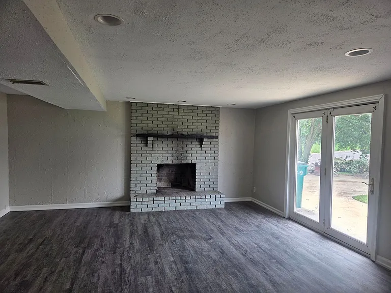 953 E 1st St — Photo 17