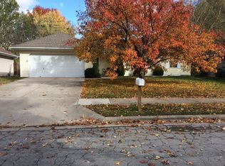 5682 S Pinehurst Ave, Springfield, MO 65810