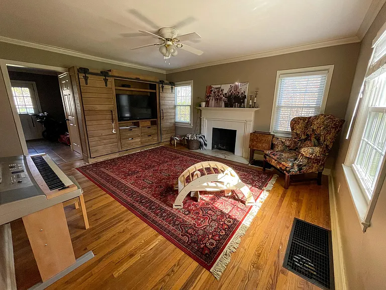 1609 Carolyn Dr — Photo 3
