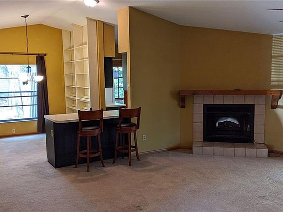 3rd image of 118 E Goodheart Ave