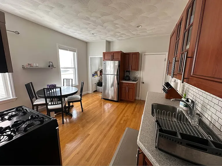 166 Glen St #1 — Photo 6