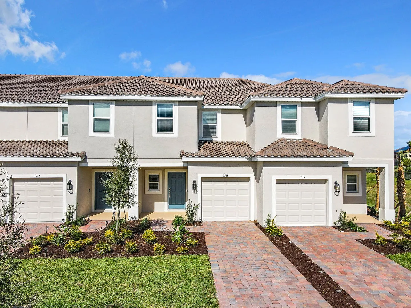 Available Now! 3/2.5 Townhome For Rent In Bellalago! — Photo 2
