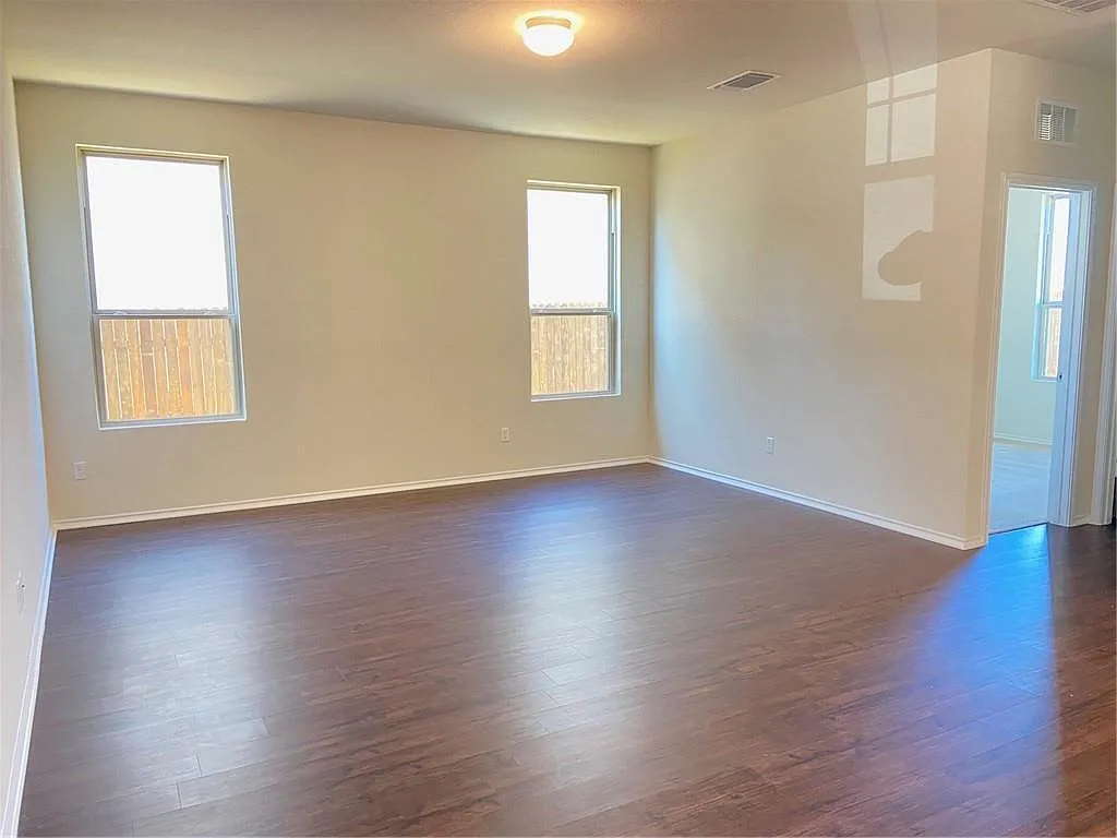 4 bed, 3.0 bath, 2034 sqft, $2,150 — Photo 4