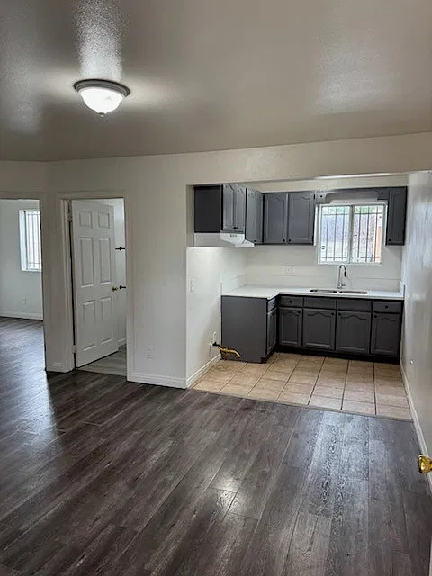 3 bed, 700 sqft, $2,200 — Photo 2