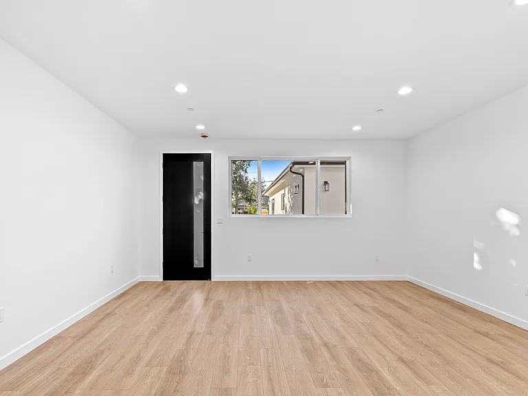 6844 Cedros Ave — Photo 6