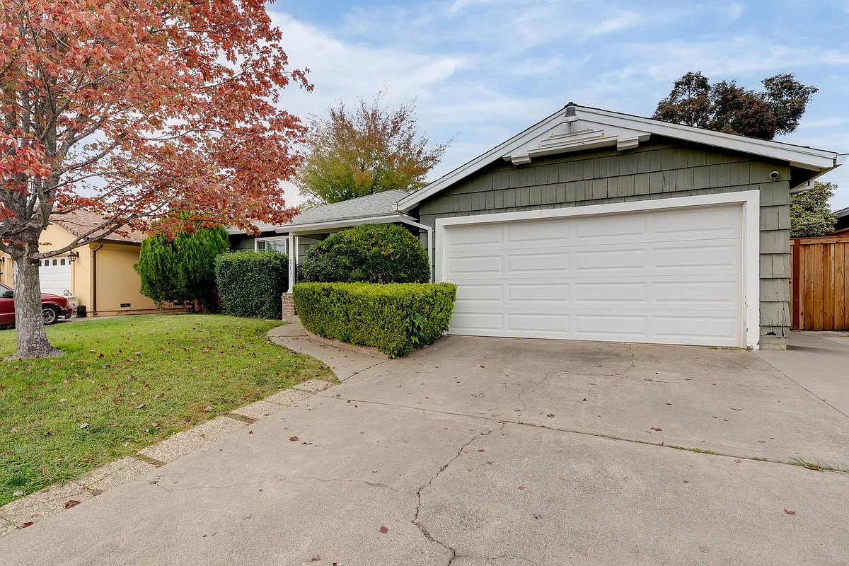Photo 1 of 39 - 5113 Sitton Way - Sacramento, CA Primary Photo - 5113 Sitton Way