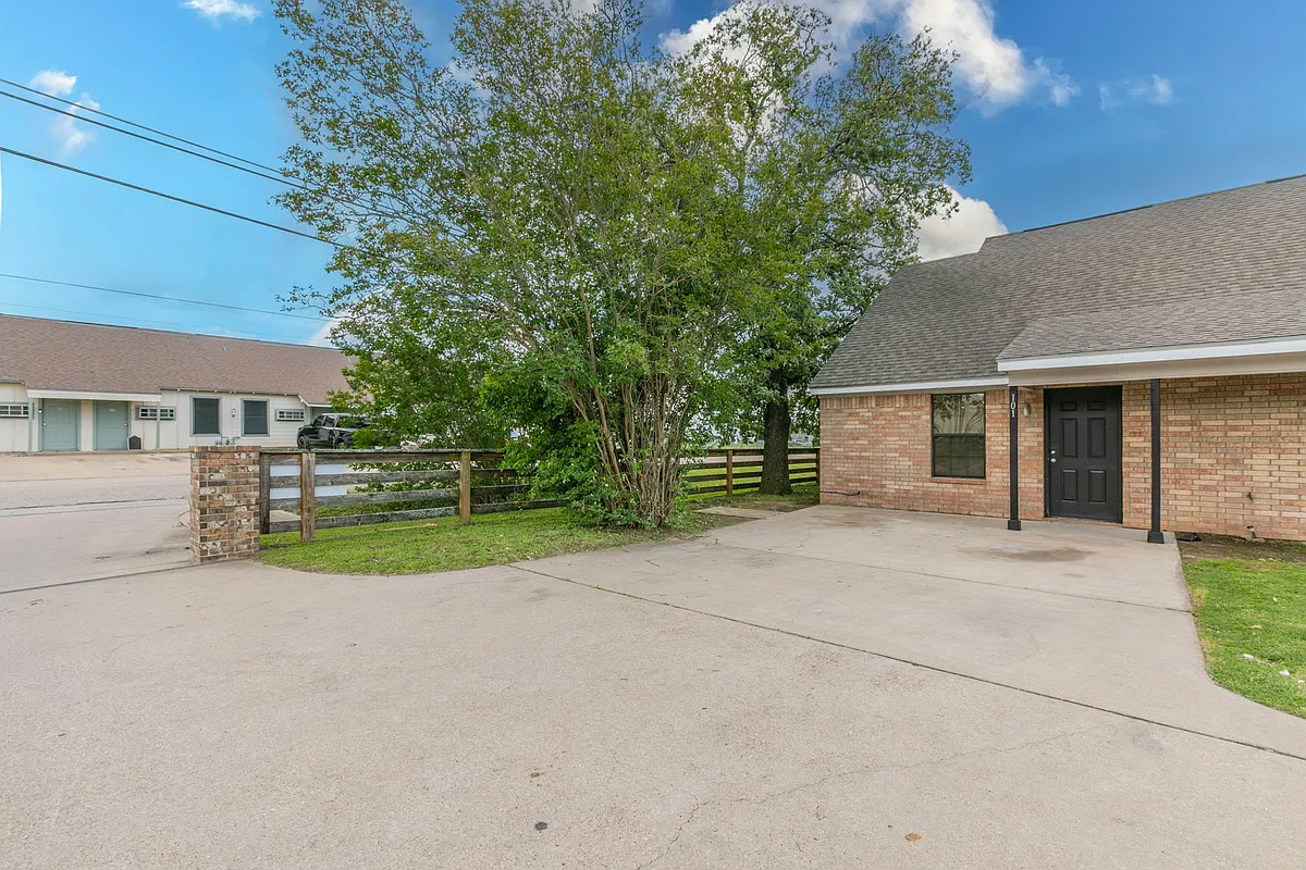 Building Photo - 101 Meadow Park Cir