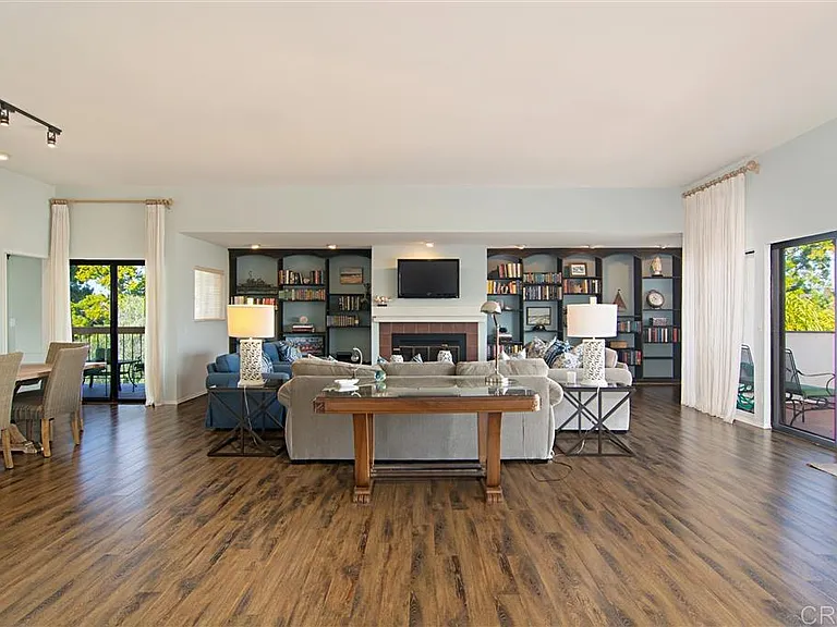911 E Ave #301 — Photo 3
