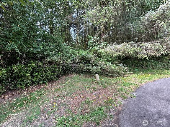 3rd image of 768 Sandpiper Court SE