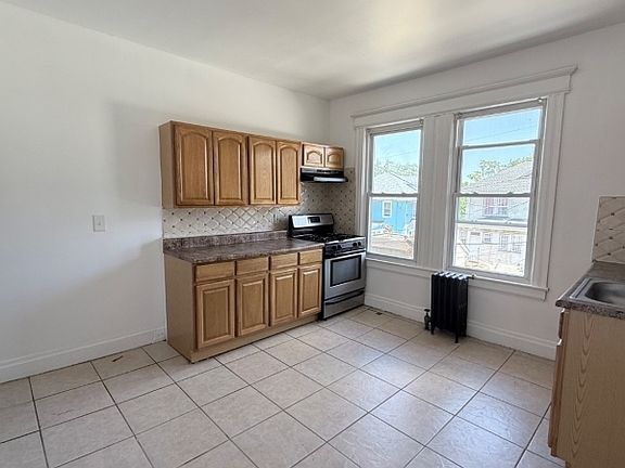 4th image of 61 Mapes Ave