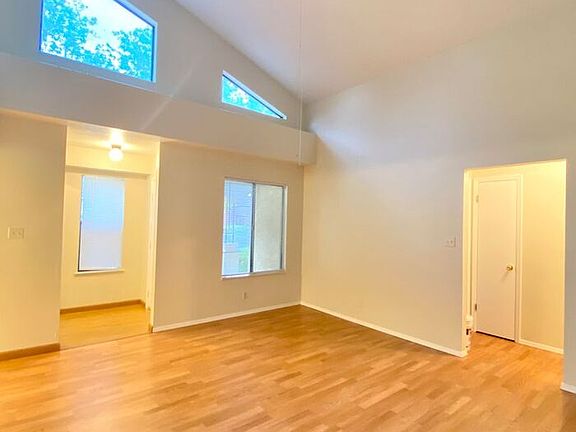 3rd image of 3943 Villa Way SE