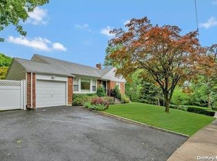 24 Hill Dr, Oyster Bay, NY 11771