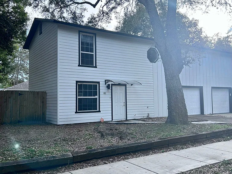 821 Lyndhurst St — Photo 1
